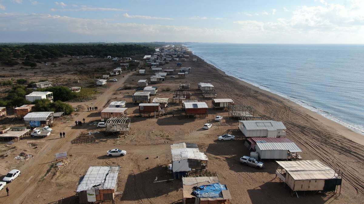 Antalya’da denize sıfır çardakların yıkımı yapıldı